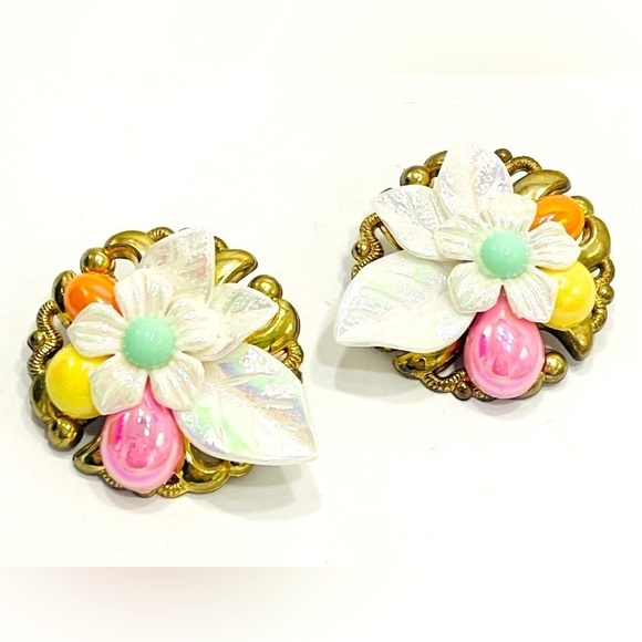 3/$18 White Flower Clip-on Earrings Cabochon Gold Tone Plastic Costume Jewelry - Picture 3 of 5